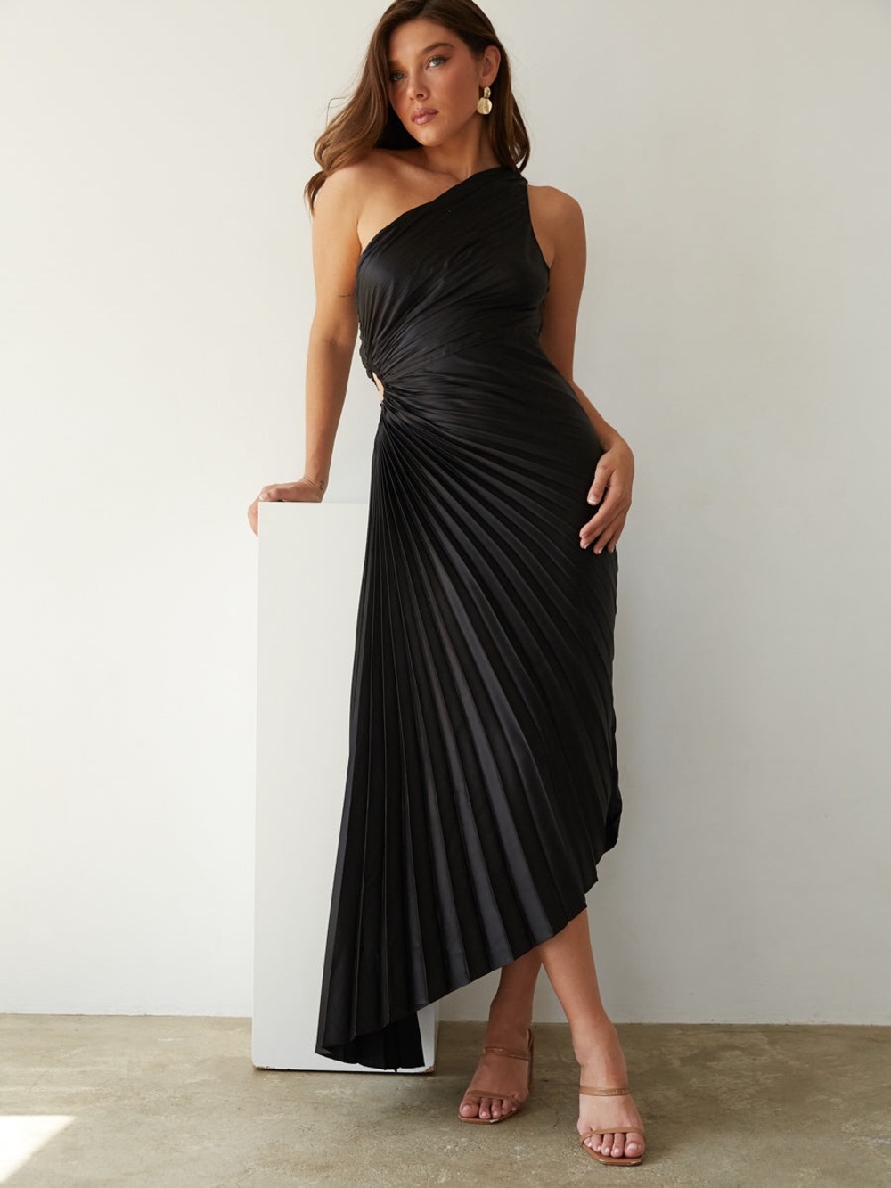 Dress Forum Black One-Shoulder Pleated Midi Dress